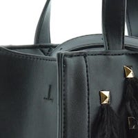 Descubre el Bolso Tote 'Noir Tassel Elegance' de Rue Madam – Exclusivo en Carrile foto 4