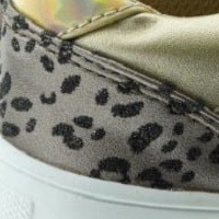 Detalles dorados y animal print: